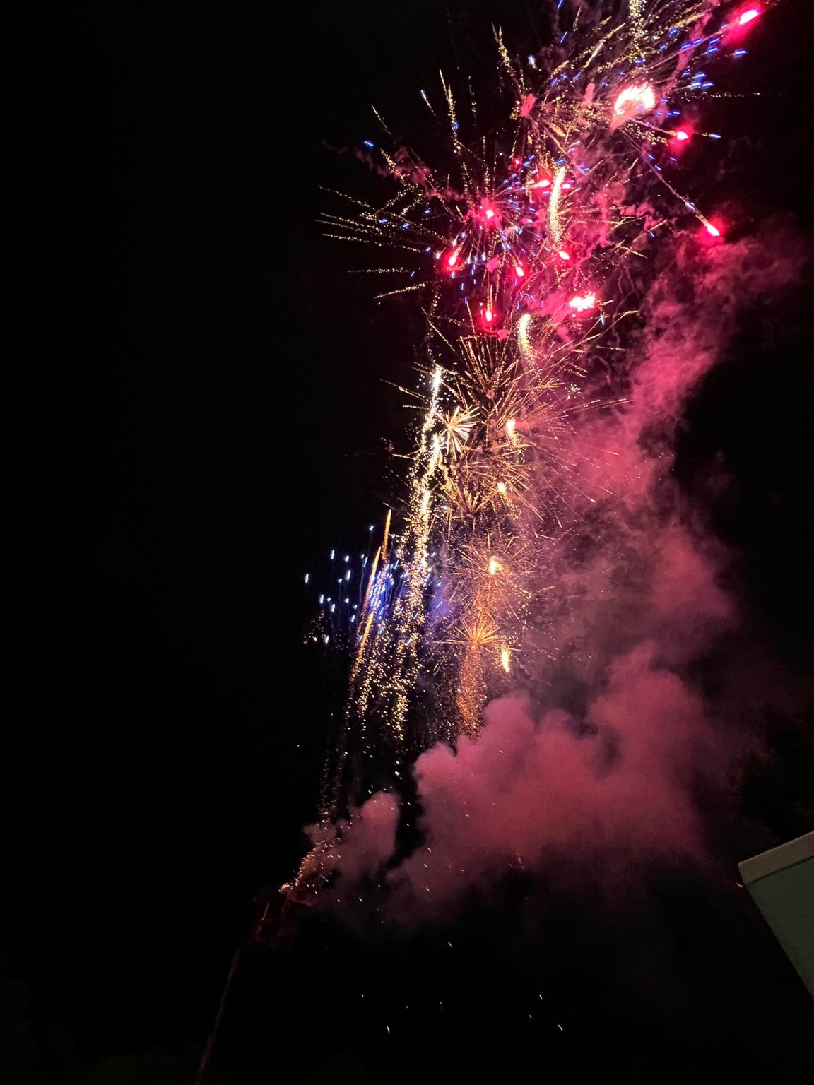 Farbenreiches Feuerwerk am Nachthimmel