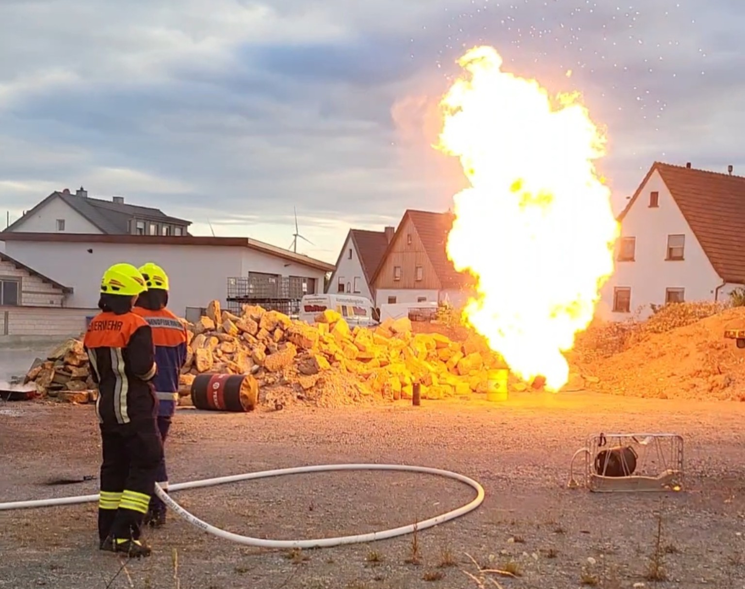 Feuerwehrübung mit realistischem Flammeneffekt