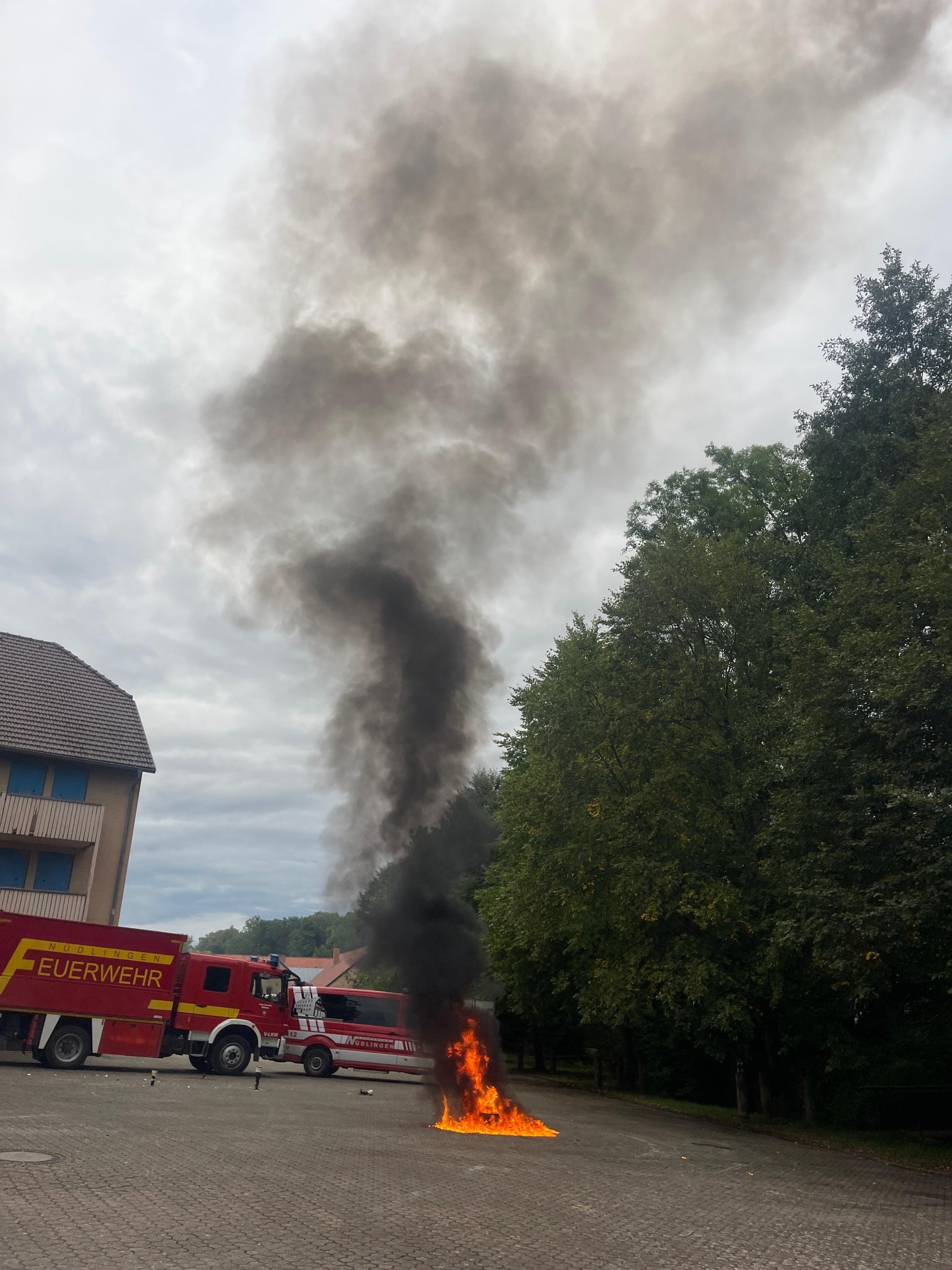 Brand- und Rauchdarstellung mit Feuerwehrfahrzeugen in Bonnland