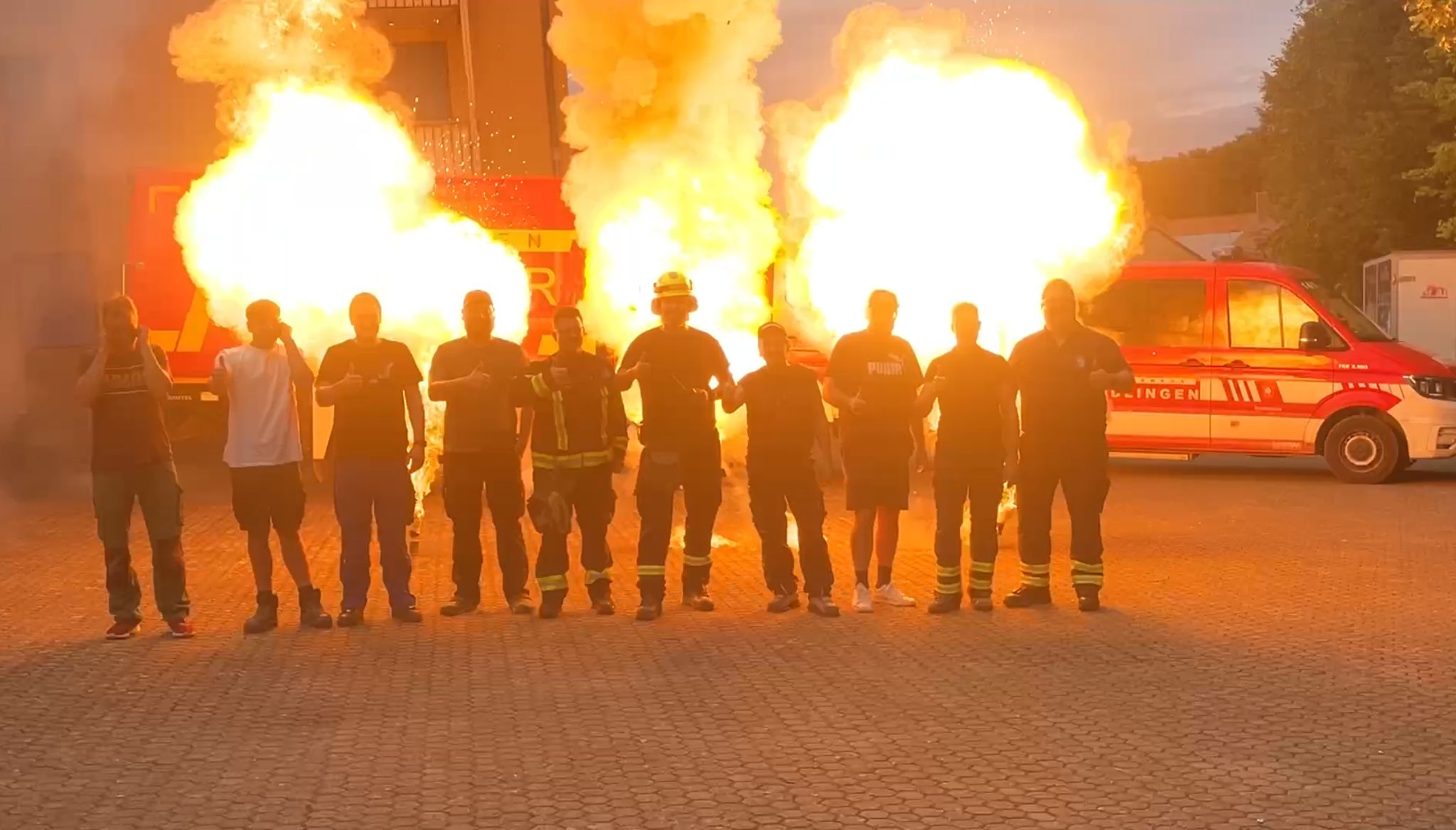 Team vor pyrotechnischen Feuereffekten bei einer Feuerwehrübung in Bonnland