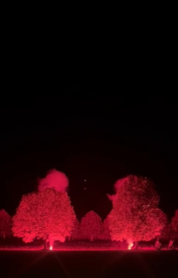 Bengalische Starklichter als Teil einer Feuerwerksinszenierung